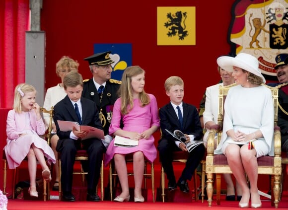 Le roi Philippe et la reine Mathilde de Belgique avec leurs quatre enfants durant le défilé militaire de la Fête nationale, le 21 juillet 2015 à Bruxelles.