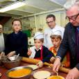  Le prince Laurent de Belgique et la princesse Claire avec leurs jumeaux Nicolas et Aymeric lors d'une leçon de pâtisserie à Hasselt le 28 mars 2015 