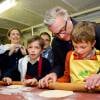 Le prince Laurent de Belgique et la princesse Claire avec leurs jumeaux Nicolas et Aymeric lors d'une leçon de pâtisserie à Hasselt le 28 mars 2015