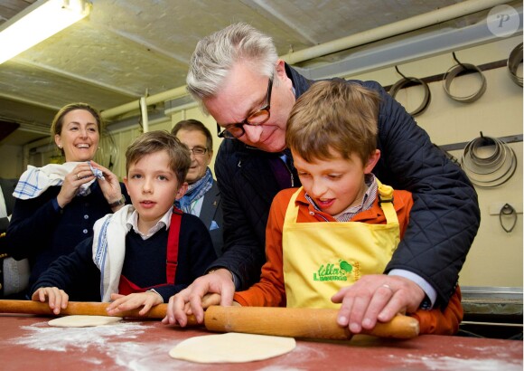 Le prince Laurent de Belgique et la princesse Claire avec leurs jumeaux Nicolas et Aymeric lors d'une leçon de pâtisserie à Hasselt le 28 mars 2015