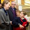 Le prince Laurent de Belgique et la princesse Claire avec leurs jumeaux Nicolas et Aymeric lors d'une leçon de pâtisserie à Hasselt le 28 mars 2015