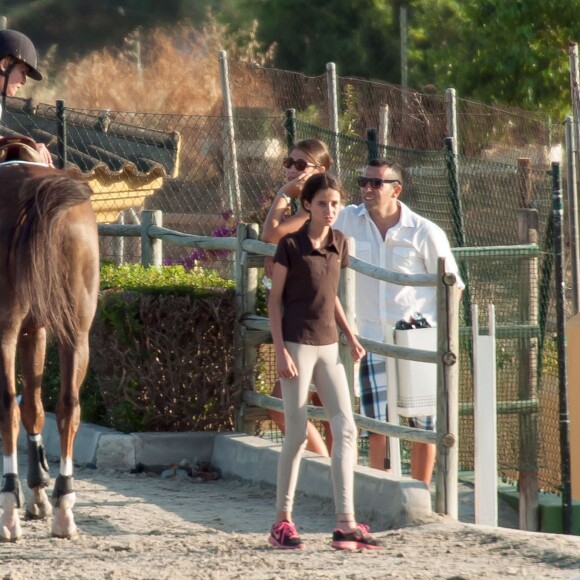 L'infante Elena d'Espagne et sa fille Victoria, 14 ans, ont entamé leurs vacances ensemble le 19 juillet 2015 en s'entraînant à l'Ecole d'art équestre Costa del Sol, à Marbella.