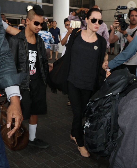 Brad Pitt et Angelina Jolie arrivent avec leurs enfants Maddox, Pax, Zahara, Shiloh, Vivienne et Knox à l'aéroport de LAX à Los Angeles, le 5 juillet 2015 