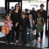 Brad Pitt, sa femme Angelina Jolie et leurs enfants Maddox, Pax, Zahara, Shiloh, Vivienne et Knox prennent l'avion à l'aéroport de Los Angeles pour venir passer quelques jours dans leur propriété de Miraval, le 6 juin 2015