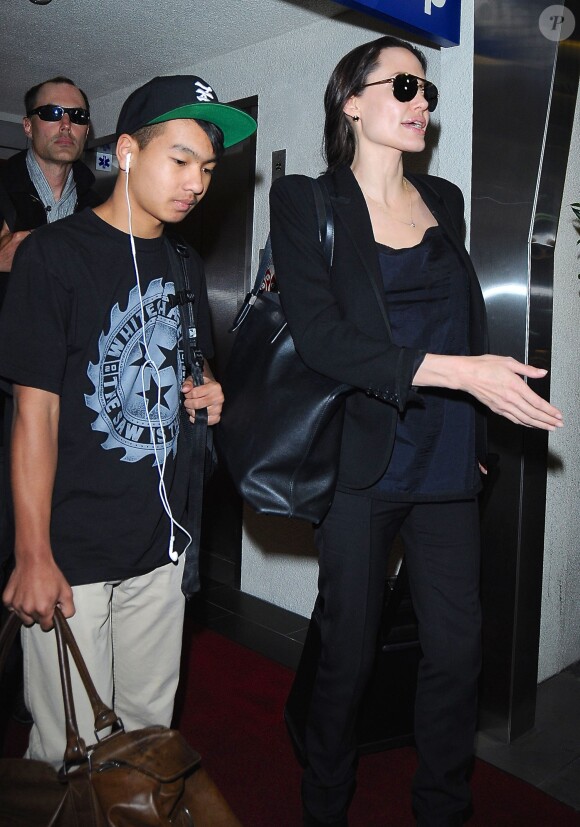 Angelina Jolie et son fils Maddox arrivant à l'aéroport de Los Angeles, le 25 avril 2015. 