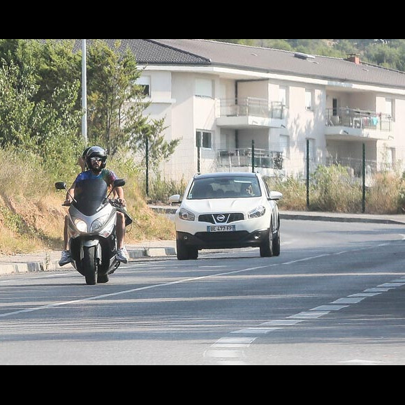 Nabilla Benattia et son compagnon Thomas Vergara partent en scooter chez Bricorama pour finaliser l'installation de leur cuisine de leur nouvel appartement à Aix en Provence le 17 juillet 2015.