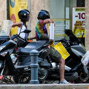 Nabilla Benattia et son compagnon Thomas Vergara montent sur leur scooter devant chez Bricorama après un achat de planches pour finaliser l'installation de leur cuisine de leur nouvel appartement à Aix en Provence.