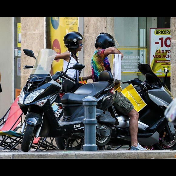 Nabilla Benattia et son compagnon Thomas Vergara montent sur leur scooter devant chez Bricorama après un achat de planches pour finaliser l'installation de leur cuisine de leur nouvel appartement à Aix en Provence.