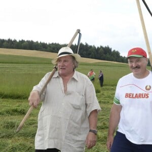 Gérard Depardieu apprend à faucher les foins avec Alexandre Loukachenko, dirigeant autoritaire du Bélarus à Minsk le 22 juillet 2015.