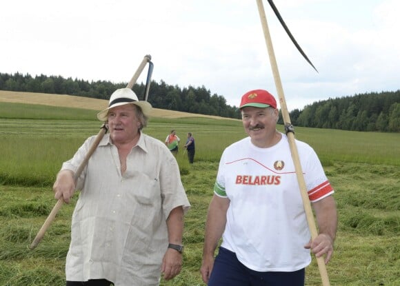 Gérard Depardieu apprend à faucher les foins avec Alexandre Loukachenko, dirigeant autoritaire du Bélarus à Minsk le 22 juillet 2015.