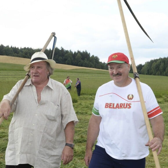 Gérard Depardieu apprend à faucher les foins avec Alexandre Loukachenko, dirigeant autoritaire du Bélarus à Minsk le 22 juillet 2015.