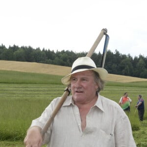 Gérard Depardieu apprend à faucher les foins à Minsk le 22 juillet 2015.