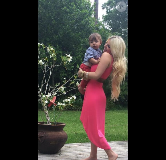 Brittany avec Gastby, le fils qu'elle a eu d'Arian Foster, star des Houston Texans (NFL). Photo Twitter mai 2014.