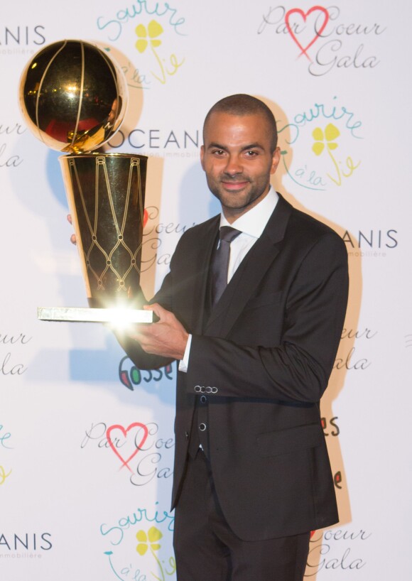 Tony Parker et le trophée Larry O'Brien lors du "Par Coeur Gala" à Lyon le 25 septembre 2014