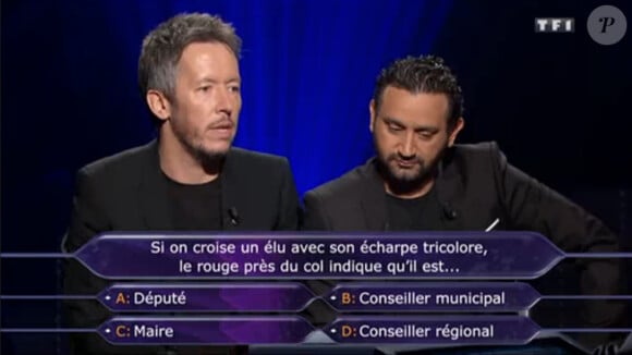 Cyril Hanouna et l'humoriste Jean-Luc Lemoine, invités dans Qui veut gagner des millions ? sur TF1, le samedi 25 juillet 2015.