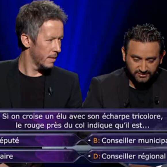 Cyril Hanouna et Jean-Luc Lemoine, dans Qui veut gagner des millions ? sur TF1, le samedi 25 juillet 2015.