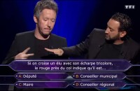 Drôle de façon de trouver la bonne réponse à une question pour Cyril Hanouna et Jean-Luc Lemoine dans Qui veut gagner des millions ? sur TF1, le samedi 25 juillet 2015.