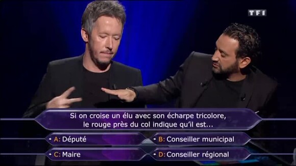Drôle de façon de trouver la bonne réponse à une question pour Cyril Hanouna et Jean-Luc Lemoine dans Qui veut gagner des millions ? sur TF1, le samedi 25 juillet 2015.