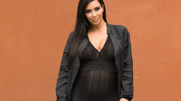 Kim Kardashian, enceinte, dévoile son baby bump et Kanye West, son sourire