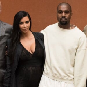 Michelle Grey, Tim Geary, Kim Kardashian West, enceinte, Kanye West, Steve Mcqueen, Michael Govan à la présentation NeueHouse au LACMA de Los Angeles, le 24 juillet 2015