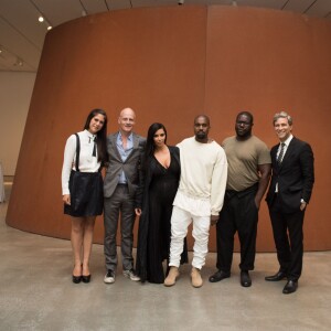 Michelle Grey, Tim Geary, Kim Kardashian West, enceinte, Kanye West, Steve Mcqueen, Michael Govan à la présentation NeueHouse au LACMA de Los Angeles, le 24 juillet 2015