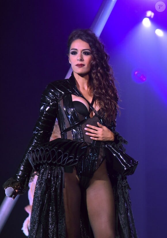 Sofia Essaïdi lors du grand bal masqué de Kamel Ouali au Château de Versailles le 27 juin 2015. La chanteuse va bientôt incarner, pour ses grands débuts au cinéma, la diva égyptienne Oum Kalsoum.