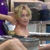 Sharon Stone lit le magazine "OK!" et se fait masser la tête pendant sa manucure/pédicure à Beverly Hills, le 20 juillet 2015. 