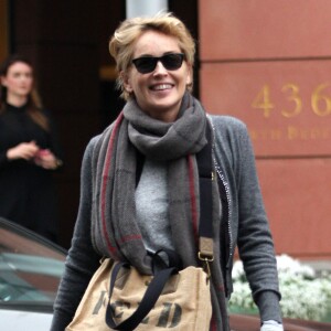 Sharon Stone, très souriante, fait du shopping avec une amie à Beverly Hills, le 20 janvier 2015.