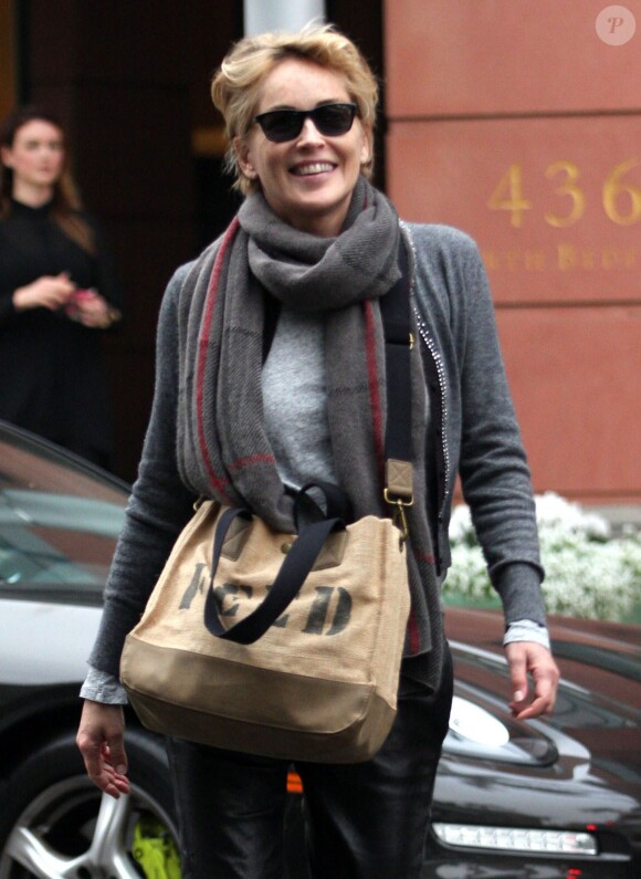 Sharon Stone, très souriante, fait du shopping avec une amie à Beverly Hills, le 20 janvier 2015.