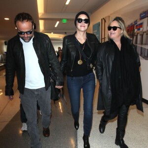 Sharon Stone, son petit-ami David DeLuise, main dans la main, et sa soeur Kelly prennent un vol à l'aéroport de Los Angeles, le 14 janvier 2015. 
