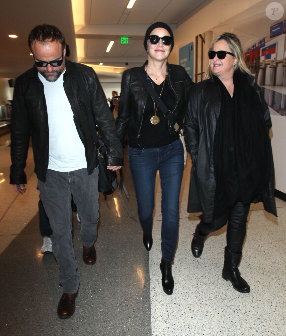 Sharon Stone, son petit-ami David DeLuise, main dans la main, et sa soeur Kelly prennent un vol à l'aéroport de Los Angeles, le 14 janvier 2015. 