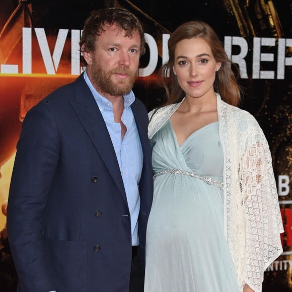 Guy Ritchie et sa compagne Jacqui Ainsley (enceinte) - Première mondiale du film "Edge of Tomorrow" au BFI Imax à Londres le 28 mai 2014.