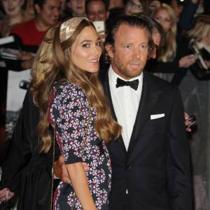 Guy Ritchie et sa fiancée Jacqui Ainsley - Arrivée des people à la première du film "Fury" lors de la cérémonie de clôture du 58e BFI London Film Festival à Londres, le 19 octobre 2014.