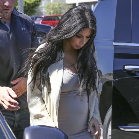 Kim Kardashian, enceinte, arrive à un studio de tournage à Van Nuys, Los Angeles, le 28 juillet 2015.