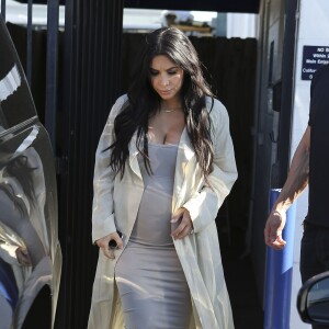 Kim Kardashian, enceinte, quitte un studio de tournage à Van Nuys, Los Angeles, le 28 juillet 2015.