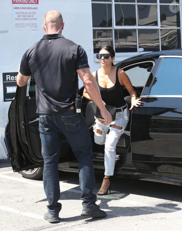 Kourtney Kardashian arrive à un studio de tournage à Van Nuys, Los Angeles, le 28 juillet 2015.