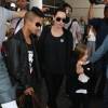 Angelina Jolie arrivant avec leurs enfants Maddox, Pax, Zahara, Shiloh, Vivienne et Knox à l'aéroport de LAX à Los Angeles, le 5 juillet 2015
