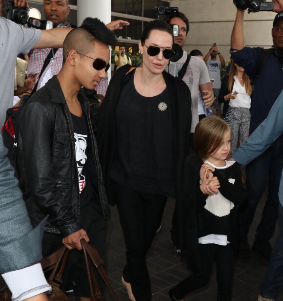 Angelina Jolie arrivant avec leurs enfants Maddox, Pax, Zahara, Shiloh, Vivienne et Knox à l'aéroport de LAX à Los Angeles, le 5 juillet 2015