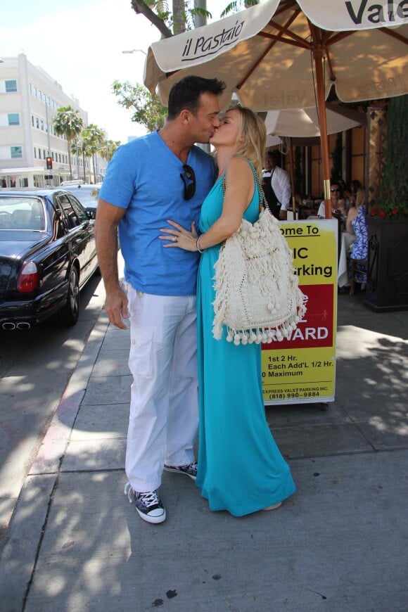 Joanna Krupa et son mari Romain Zago à Beverly Hills, le 29 avril 2015.