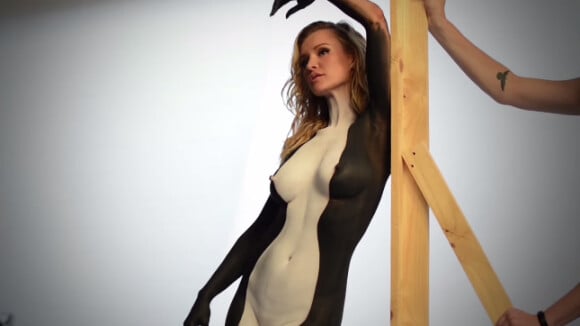 Joanna Krupa, nue pour la PeTA : Couverte de peinture, elle défend les orques