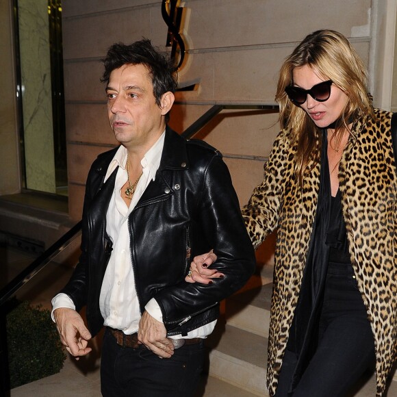 Kate Moss et Jamie Hince se rendent au magasin Yves Saint Laurent à Paris, le 7 mars 2015