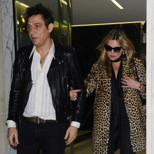 Kate Moss et Jamie Hince se rendent au magasin Yves Saint Laurent à Paris, le 7 mars 2015