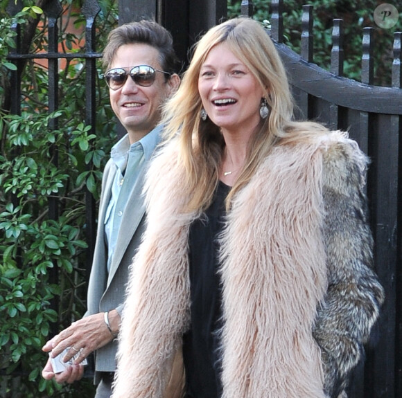 Kate Moss sort de chez elle pour aller fêter son 41ème anniversaire avec son mari Jamie Hince à Londres, le 16 janvier 2015.