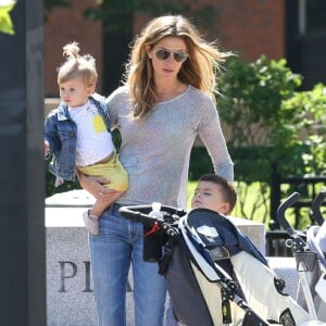 Gisele Bündchen, Tom Brady et leurs enfants John, Benjamin, et Vivian s'amusent dans un parc à Boston le 15 juin 2014.