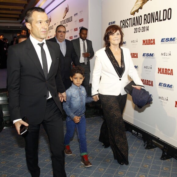 Jorge Mendes avec le fils de Cristiano Ronaldo, Cristiano Junior, et la mère de Cristiano Ronaldo à Madrid, le 5 novembre 2014.