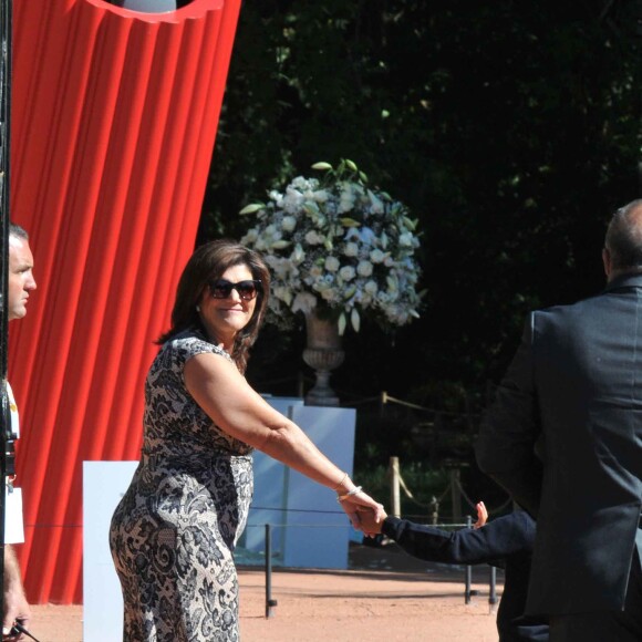 La maman de Cristiano Ronaldo et son petit-fils au mariage de l'agent de son fils Jorge Mendes à Porto le 2 août 2015. 