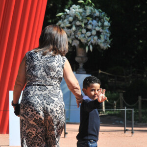 La maman de Cristiano Ronaldo et son petit-fils au mariage de l'agent de son fils Jorge Mendes à Porto le 2 août 2015. 