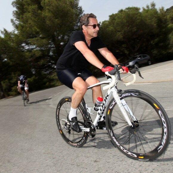 Nicolas Sarkozy à vélo dans la forêt des Maures, au Lavandou, le 7 juillet 2014