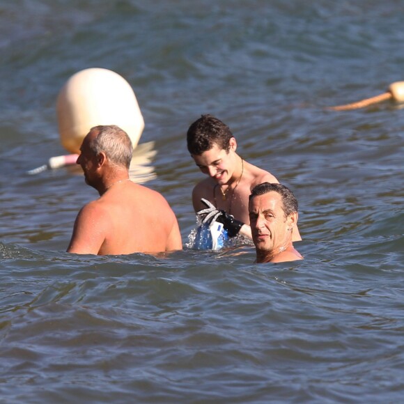 Nicolas Sarkozy avec son fils Louis au Cap Nègre le 5 juillet 2014
