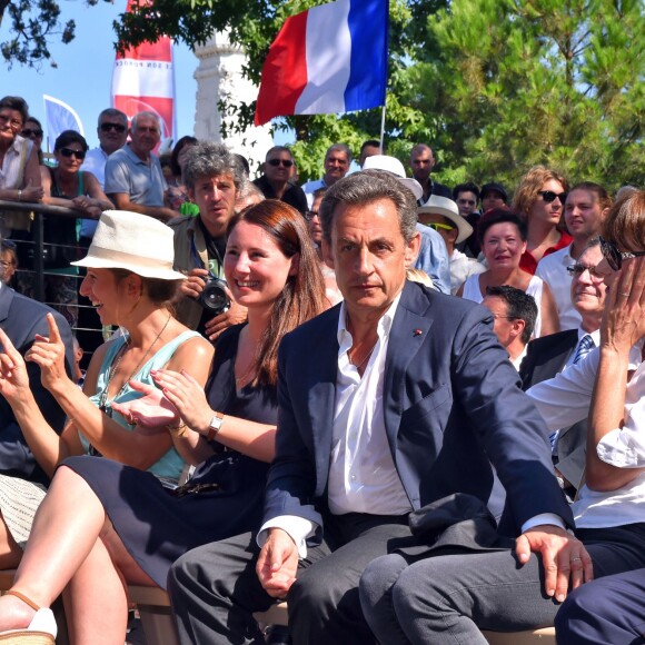 Louis Nègre, le maire de Cagnes-sur-Mer, Maud Fontenoy, Nicolas Sarkozy avec sa femme Carla Bruni-Sarkozy et Eric Ciotti, le président du conseil départemental des Alpes-Maritimes, lors d'une rencontre entre les élus et les militants du parti Les Républicains au jardin Albert 1er de Nice le 19 juillet 2015